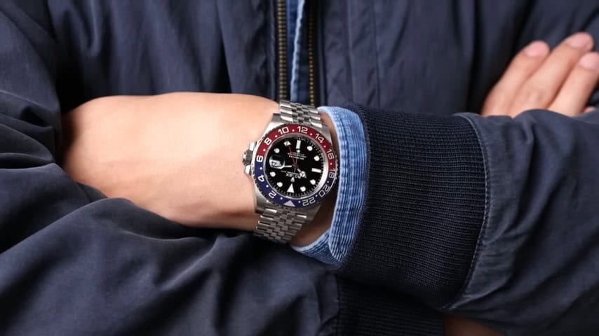 Superclone Rolex GMT-Master II Pepsi 126710BLRO worn on the wrist, highlighting the red-and-blue Cerachrom bezel and Jubilee bracelet.