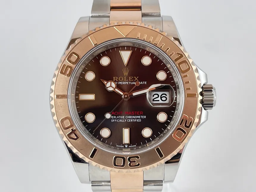 Superclone Rolex Yacht-Master 40 126621 Rolesor two-tone steel and gold model with matte black dial and bidirectional bezel on wrist for versatile everyday wear